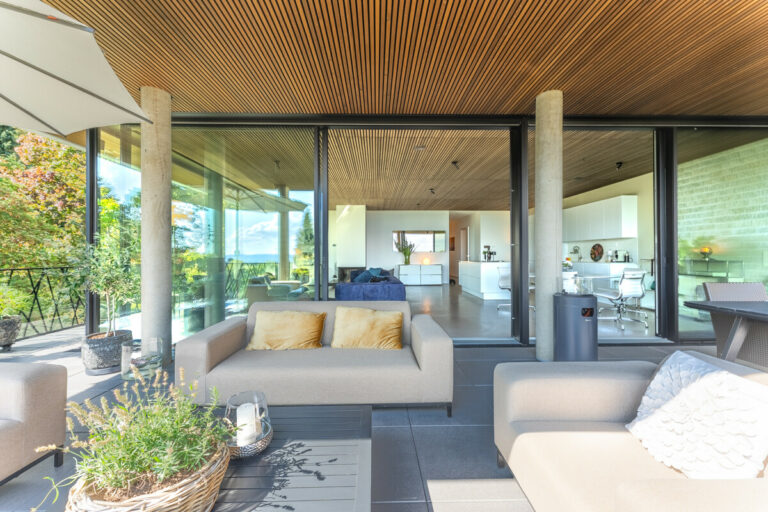 Blick über die Terrasse in den Wohnbereich