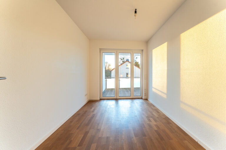 Zimmer mit Zugang zum teilüberdachten Balkon