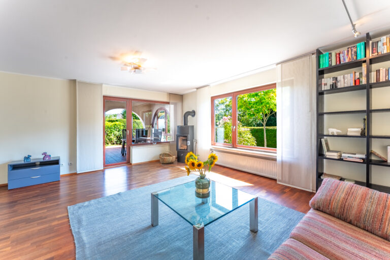 Wohnzimmer mit Zugang zur Terrasse