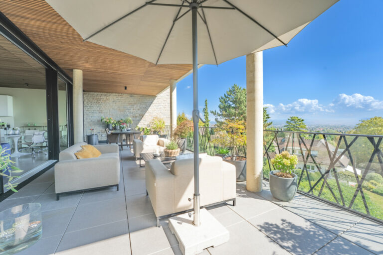 Große überdachte Terrasse