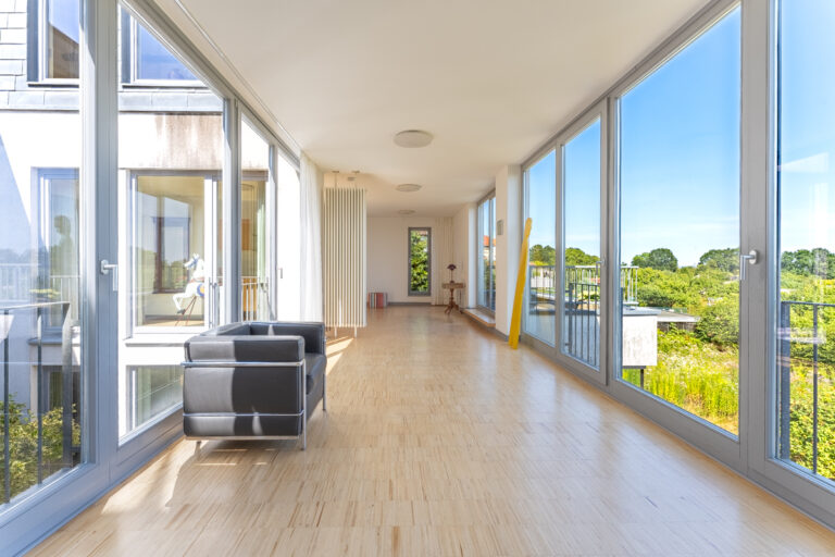 Wohnbereich im 1. OG links mit großer Fensterfront und Fernblick