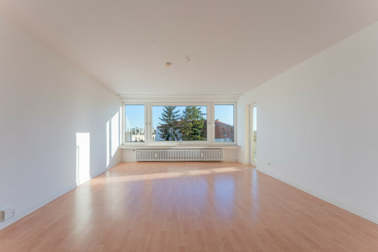 Wohnzimmer mit Zugang zum Balkon