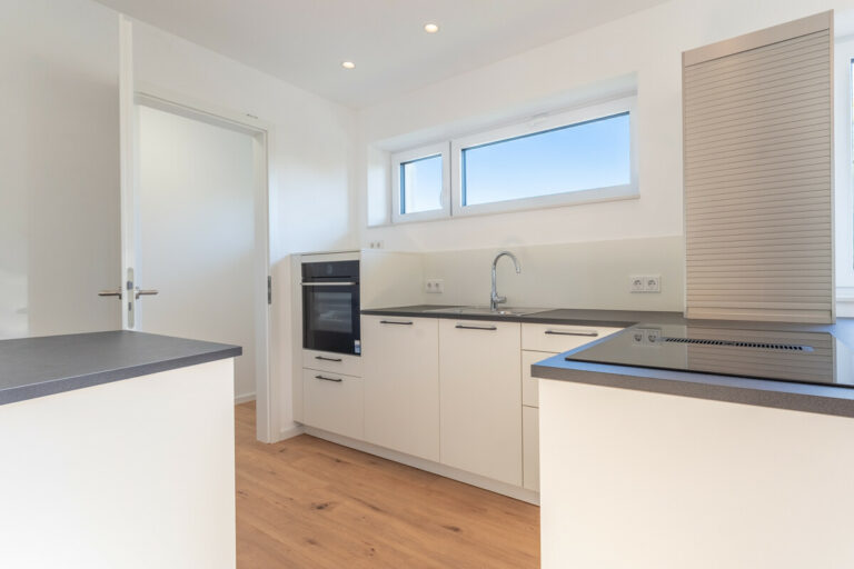 Offene Küche mit Abstellraum