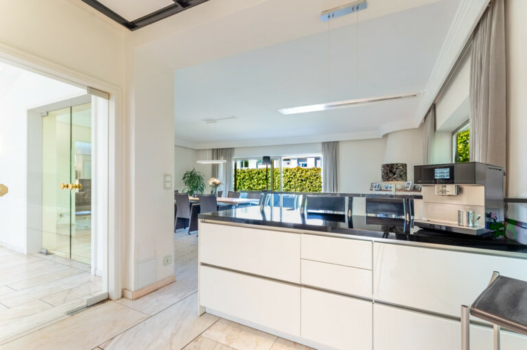 Küchentresen als Abgrenzung zum Wohn- und Essbereich