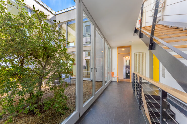 Treppenhaus mit Hauseingang im EG