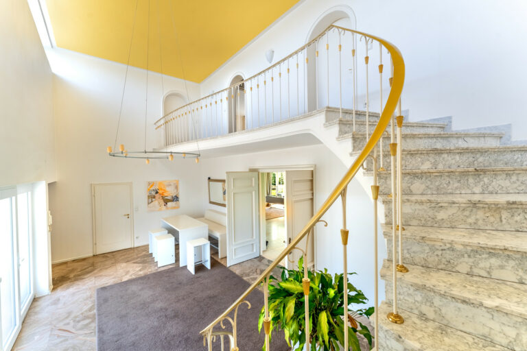 Representativer Eingangsbereich mit Treppenhaus 1