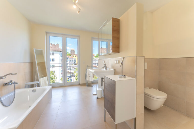 Badezimmer mit Badewanne und Dusche