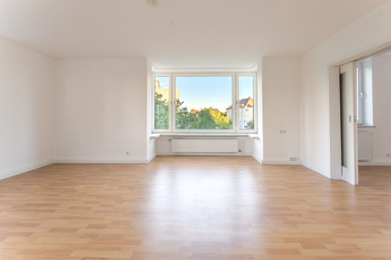 Wohnzimmer mit Erker und Zugang zum Nebenzimmer