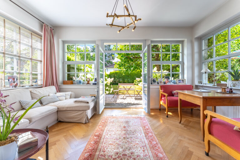 Wintergarten mit Terrassen- und Gartenzugang