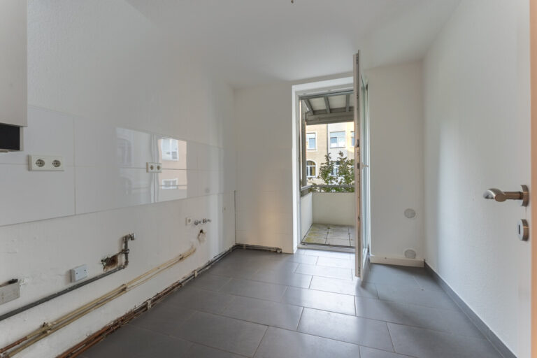 Küche mit Balkon zum Hof