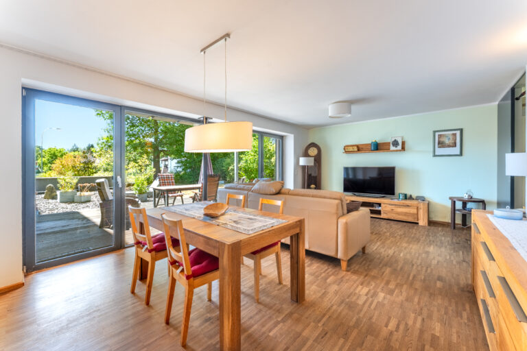 Wohnbereich mit Zugang zur Terrasse