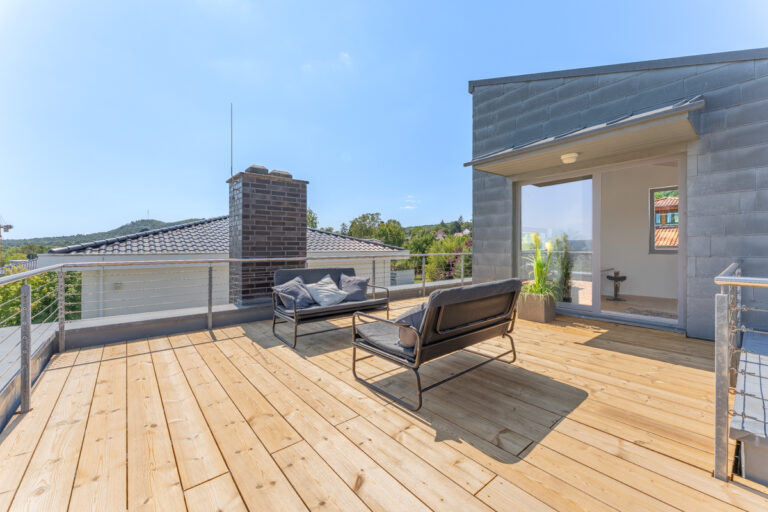 Dachterrasse vor dem gemeinschaftlichen Gäste-/Arbeitszimmer