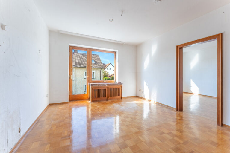 Schlafzimmer mit Balkon und anschließendem Zimmer