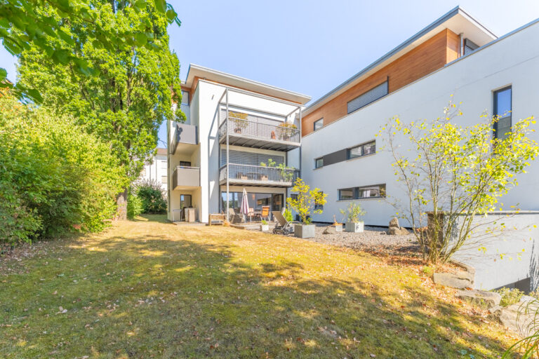 Blick vom Garten zur Wohnung und der Terrasse