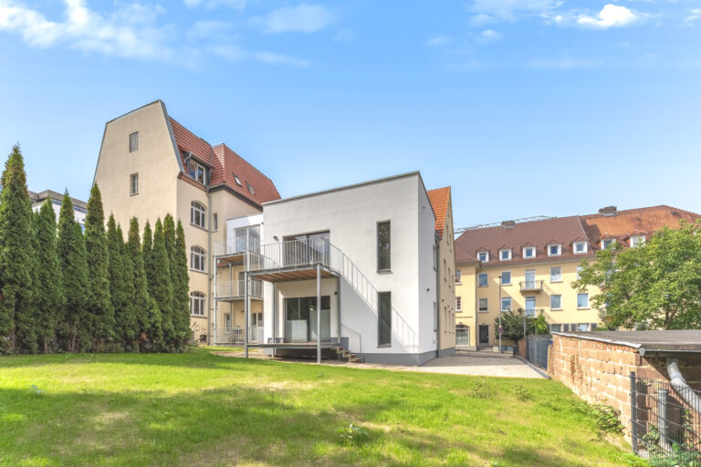 Blick vom Garten zur Praxis-/Büroetage