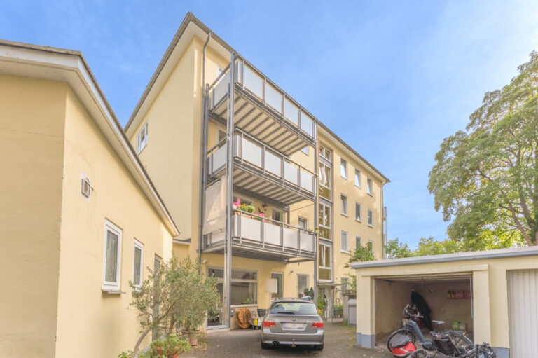 Blick vom Hof auf das Haus