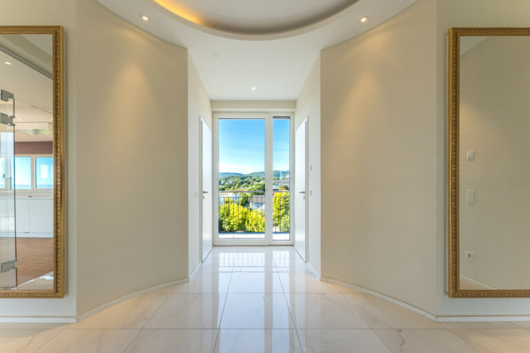 Blick in das Entrée aus dem Fahrstuhl