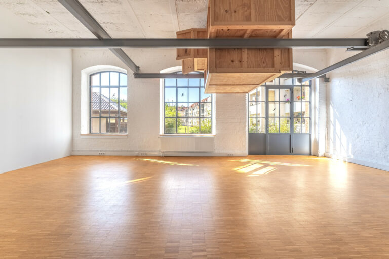 Atelier und Büroraum (ca. 115 qm und 3,95 m Höhe)