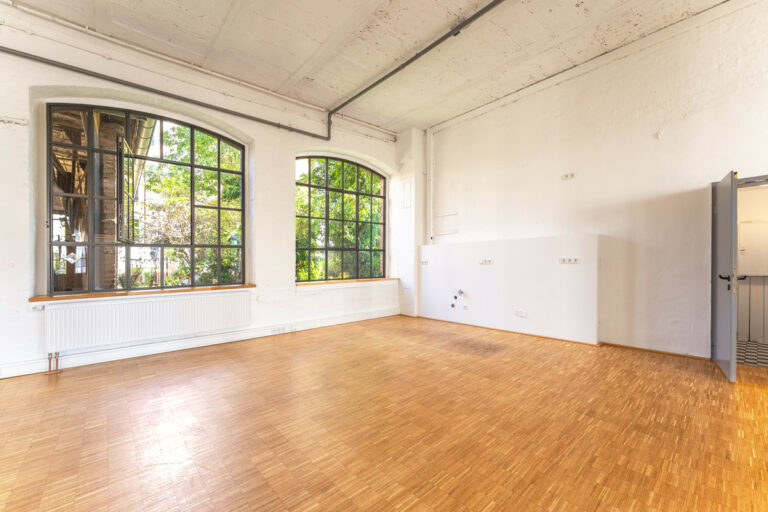 Atelier und Büroraum. Küche