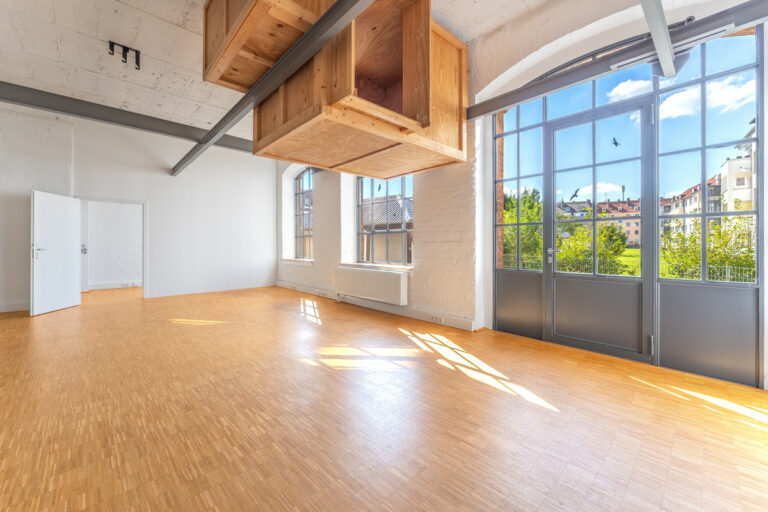 Atelier und Büroraum mit Zugang zum separaten Büro