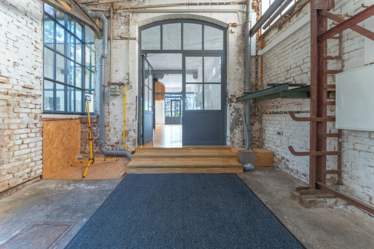 Dazu mieten: Eingang zum Atelier aus der Werkstatt
