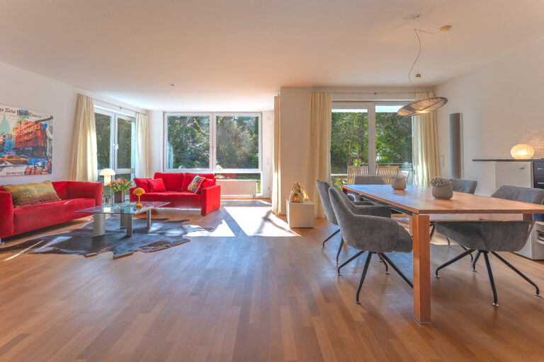 Blick vom Flur in den Wohn- und Essbereich