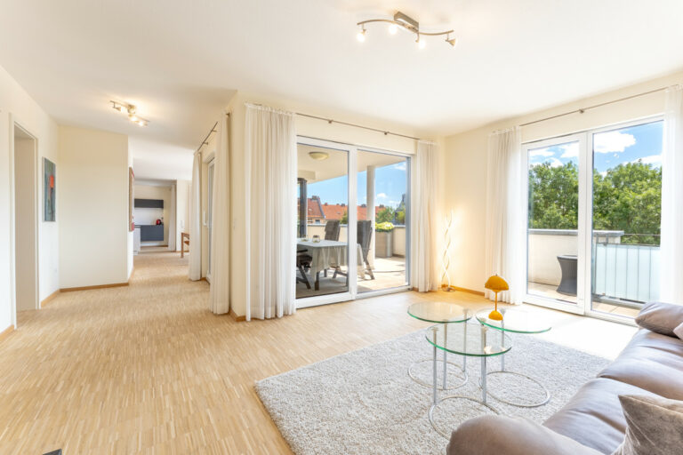 Blick vom Wohnzimmer zur Terrase und Richtung Küche