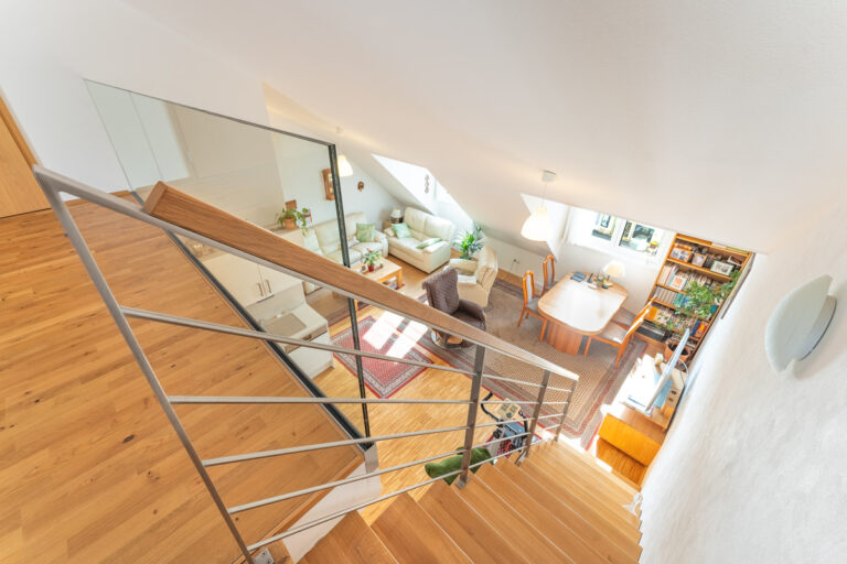 Blick von der Galerie ins Wohnzimmer