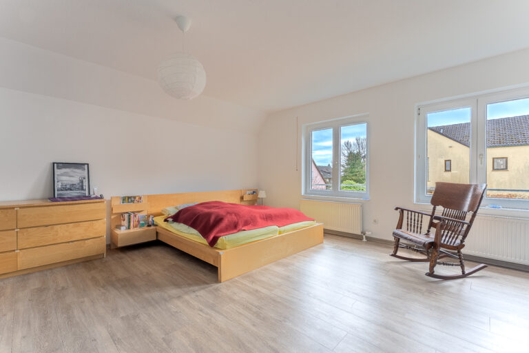 Schlafzimmer mit Zugang zum Südbalkon