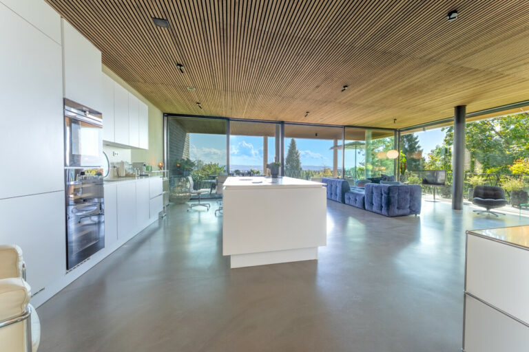 Blick vom Flur in den Wohnbereich mit offener Küche