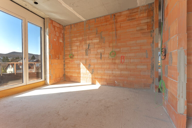 Schlafzimmer mit Zugang zum Badezimmer und zur Dachterrasse