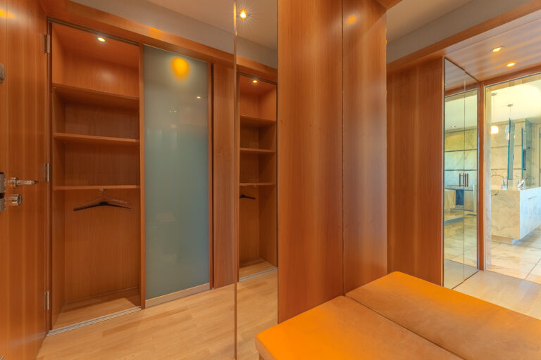 Ankleidezimmer am Haupt-Badezimmer