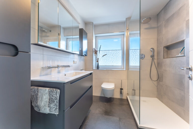 Tageslichtbad mit Dusche EG