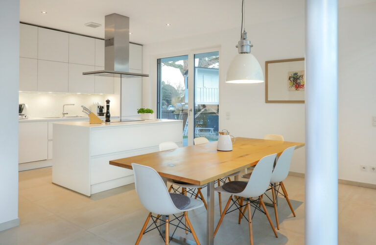 Essbereich mit moderner Küche