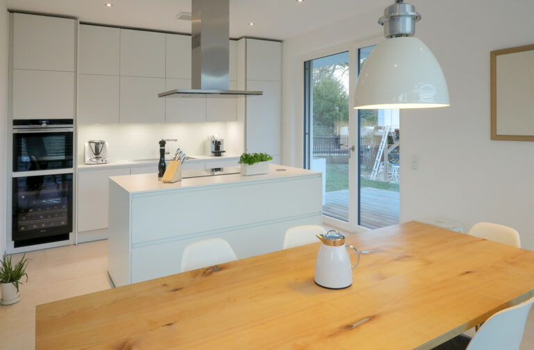 Küche mit Ausgang zur Terrasse und dem Garten