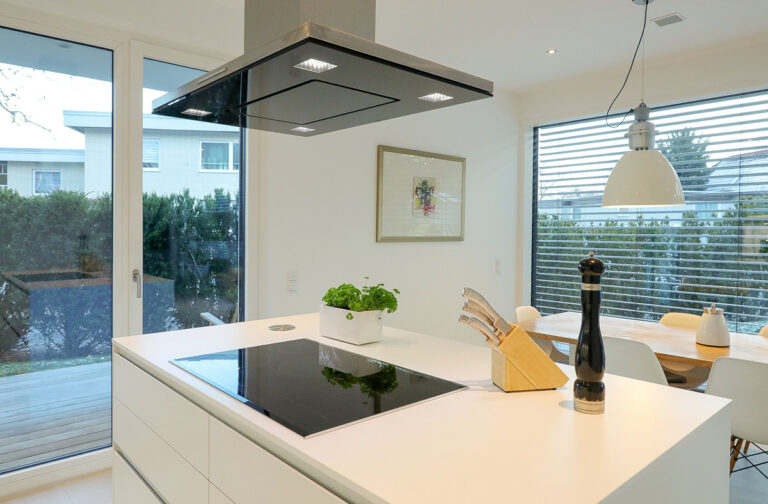 Küche mit Ausgang zur Terrasse und dem Garten