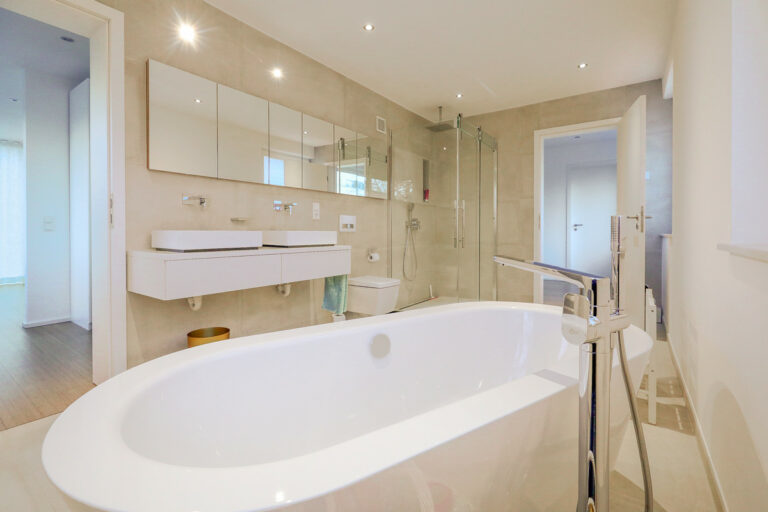 Badezimmer mit freistehender Badewanne und großer Dusche