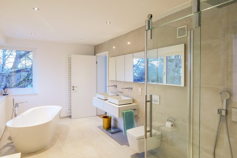 Badezimmer mit freistehender Badewanne und großer Dusche