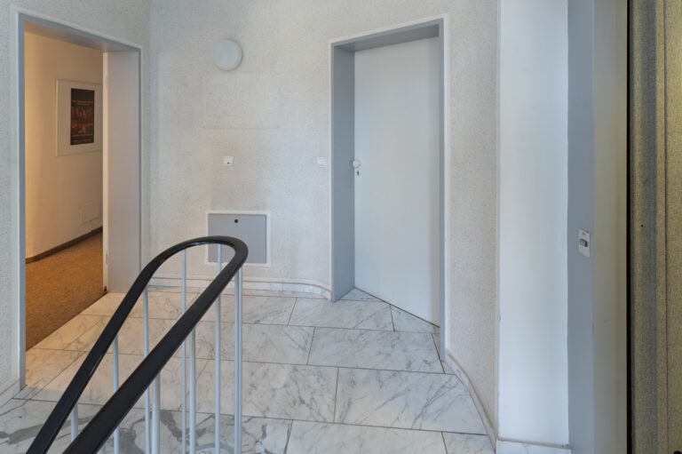 Treppenhaus mit Fahrstuhl