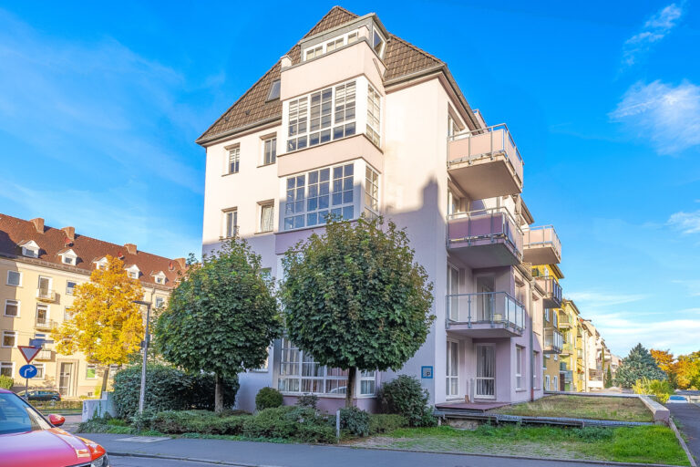 Aussenansicht mit zwei Stellplätzen