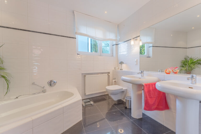 Badezimmer mit Badewanne