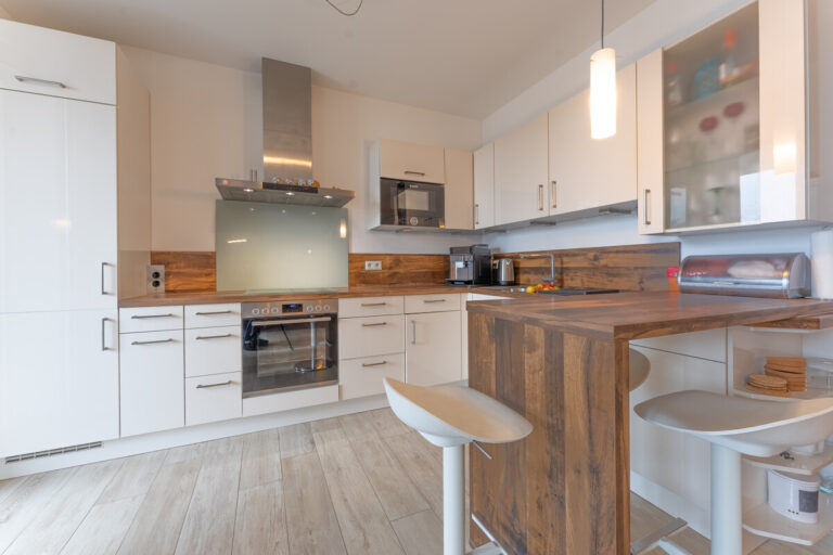 Küche mit Zugang zum Süd-Balkon