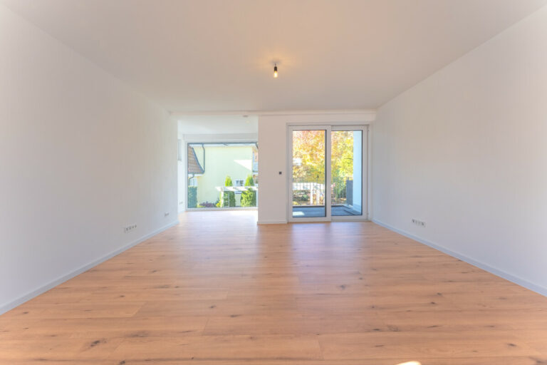 Blick von der Küche zum Wohnbereich