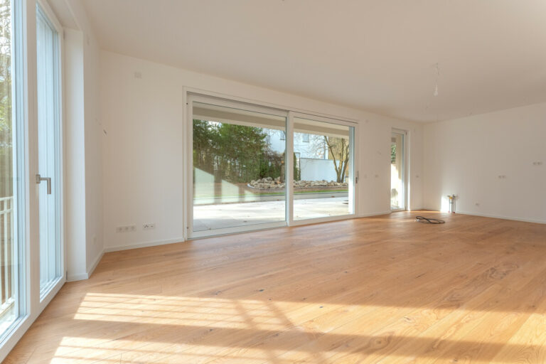 EG Links. Wohnbereich mit offener Küche und Zugang zur Terrasse