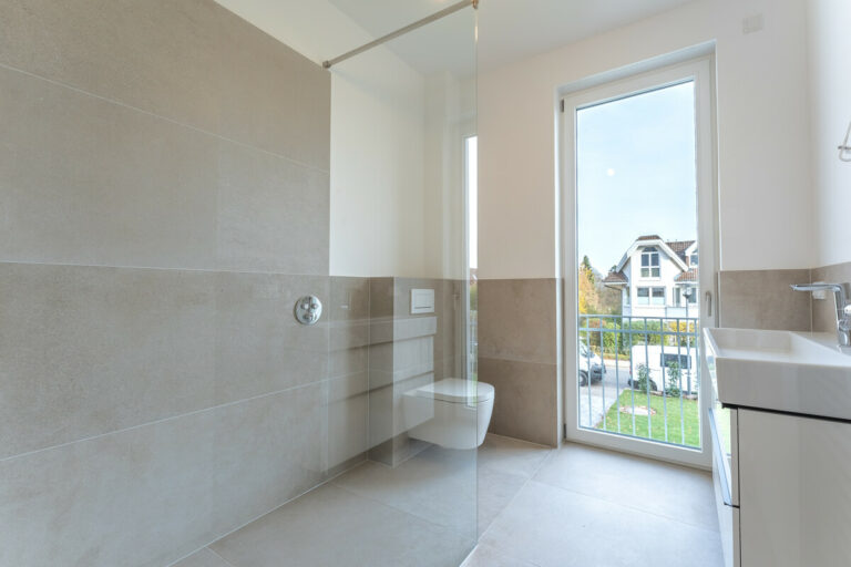 EG Links. Badezimmer