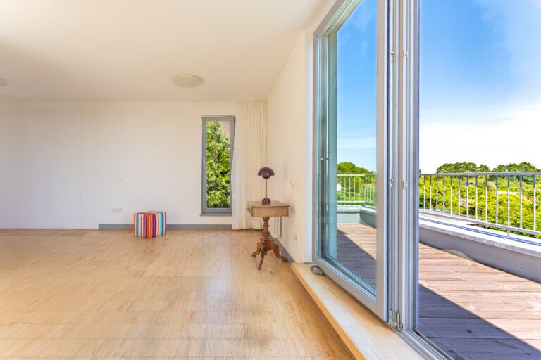 Terrassenzugang vom Wohnbereich im 1. OG links