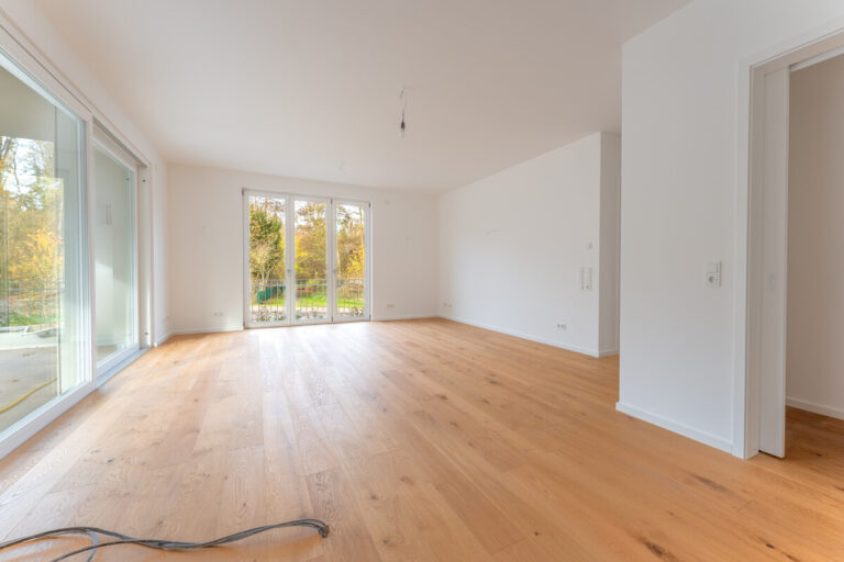 Blick von der Küche mit Abstellkammer in den Wohnbereich