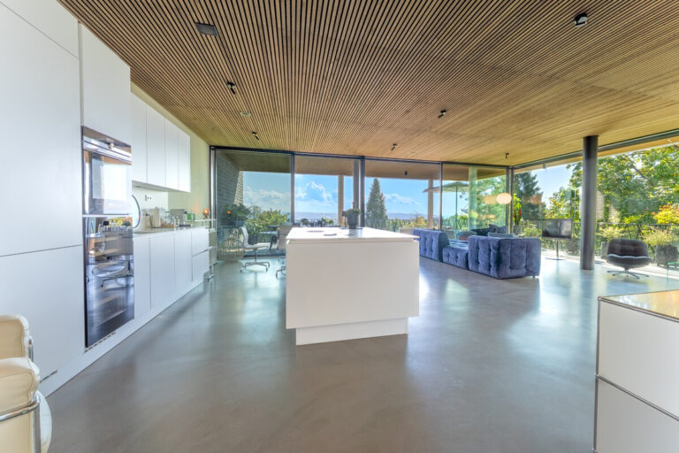 Blick vom Flur in den Wohnbereich mit offener Küche