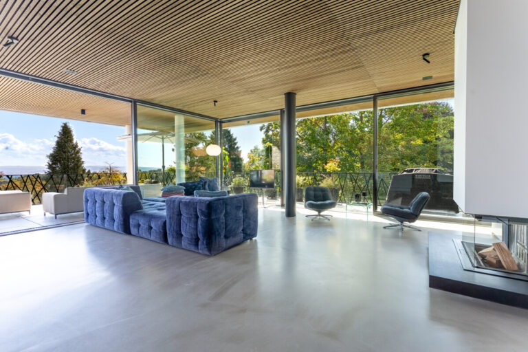 Geräumiger Wohnbereich mit Kamin und Zugang zur Terrasse