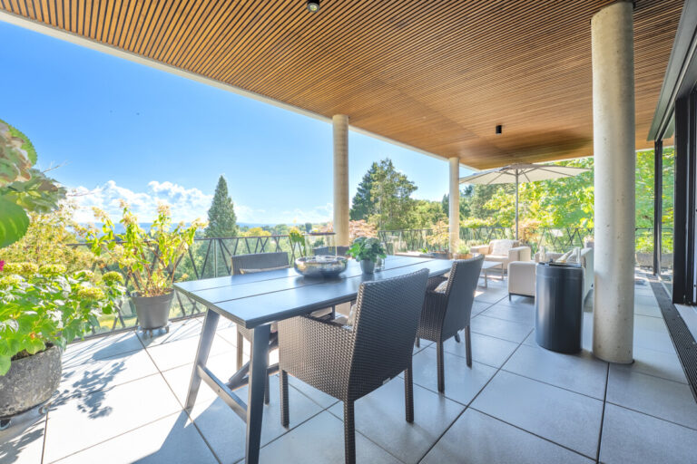 Essbereich auf der großen überdachten Terrasse